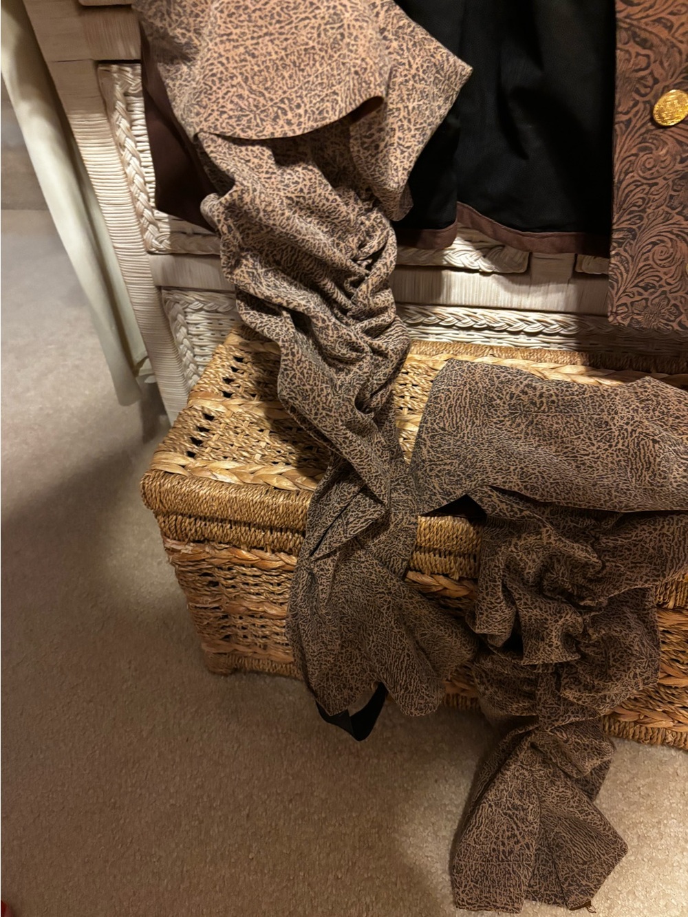 Pirate-Style Costume. Mens XL. Unisex Wmns 2X - Picture 6 of 10